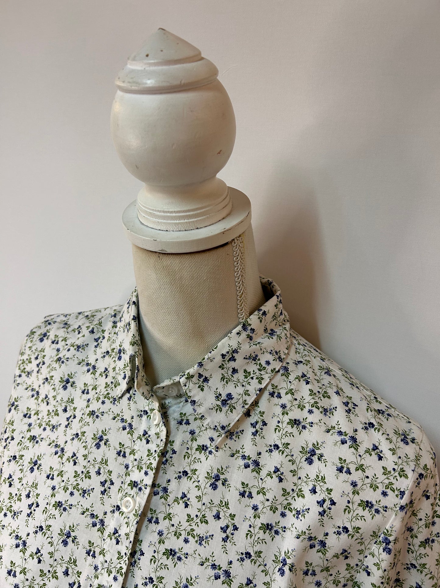 Leichte Damen-Bluse mit zartem Blumenmuster & klassischem Hemdkragen - Hammerschmid - Gr. S / 36