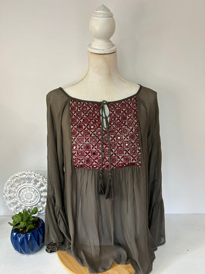 Leicht durchsichtige Bluse mit Spiegel Details - Miss June Paris - Gr. M / 38 - L / 40