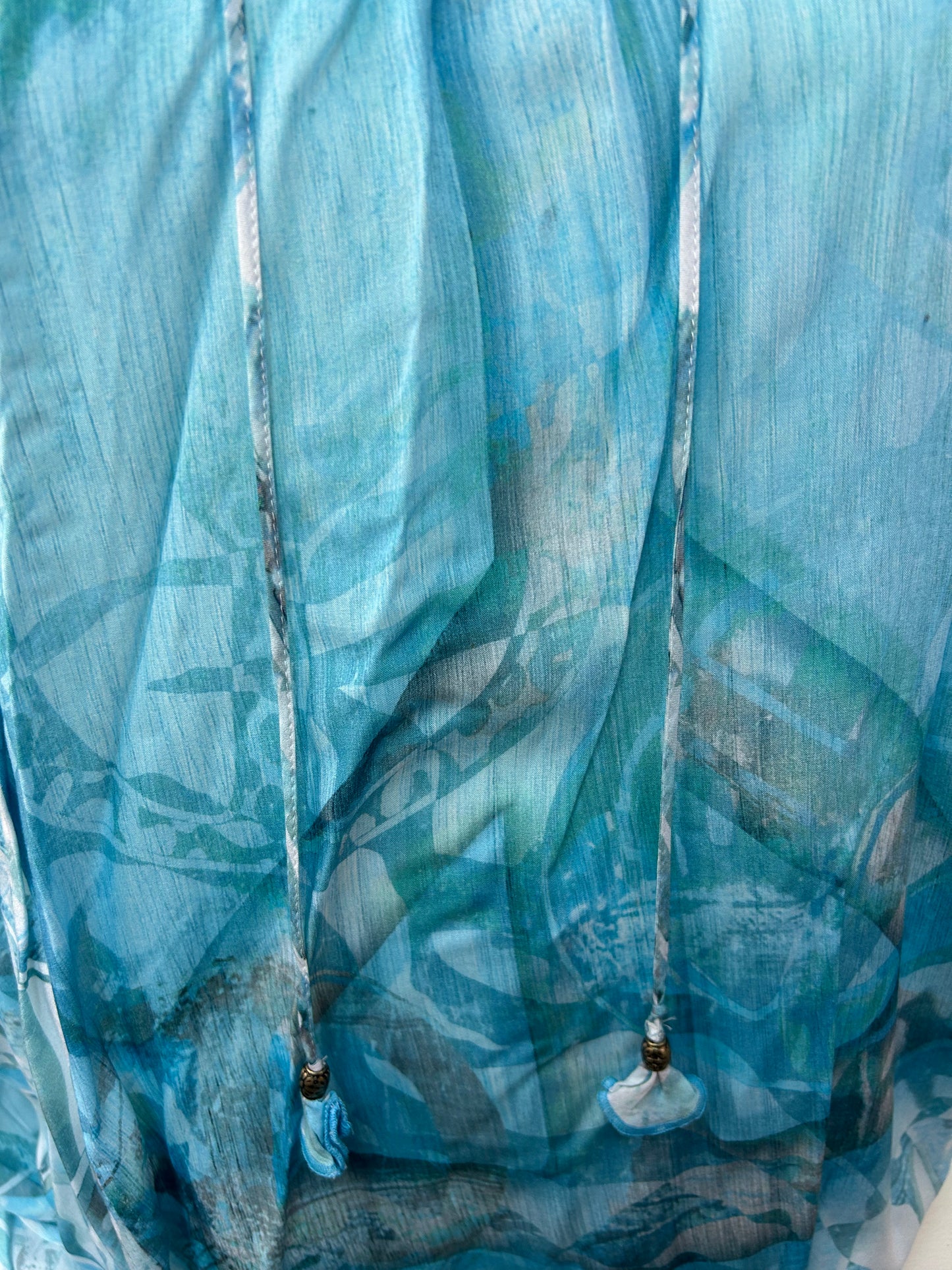 Leichte Damenbluse in verschiedenen Blautönen mit abstraktem Muster - Serena Malin - Gr. 52