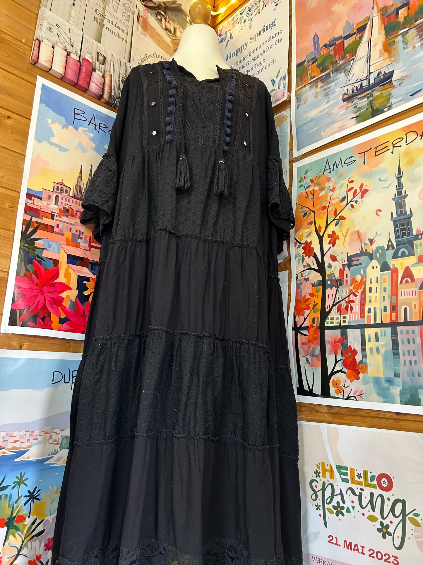 Schwarzes Boho-Maxikleid mit verspielten Spitzen- und Quastendetails - Tredy - Gr. L/40 - XL/42