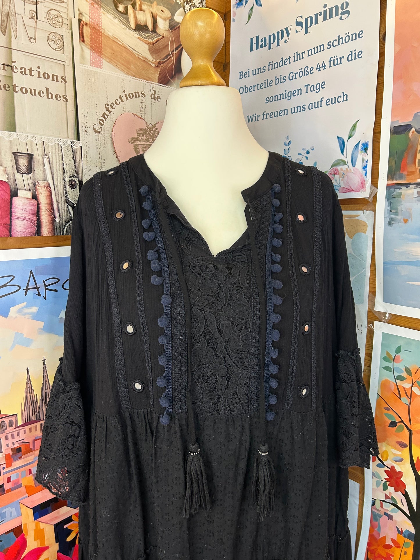 Schwarzes Boho-Maxikleid mit verspielten Spitzen- und Quastendetails - Tredy - Gr. L/40 - XL/42
