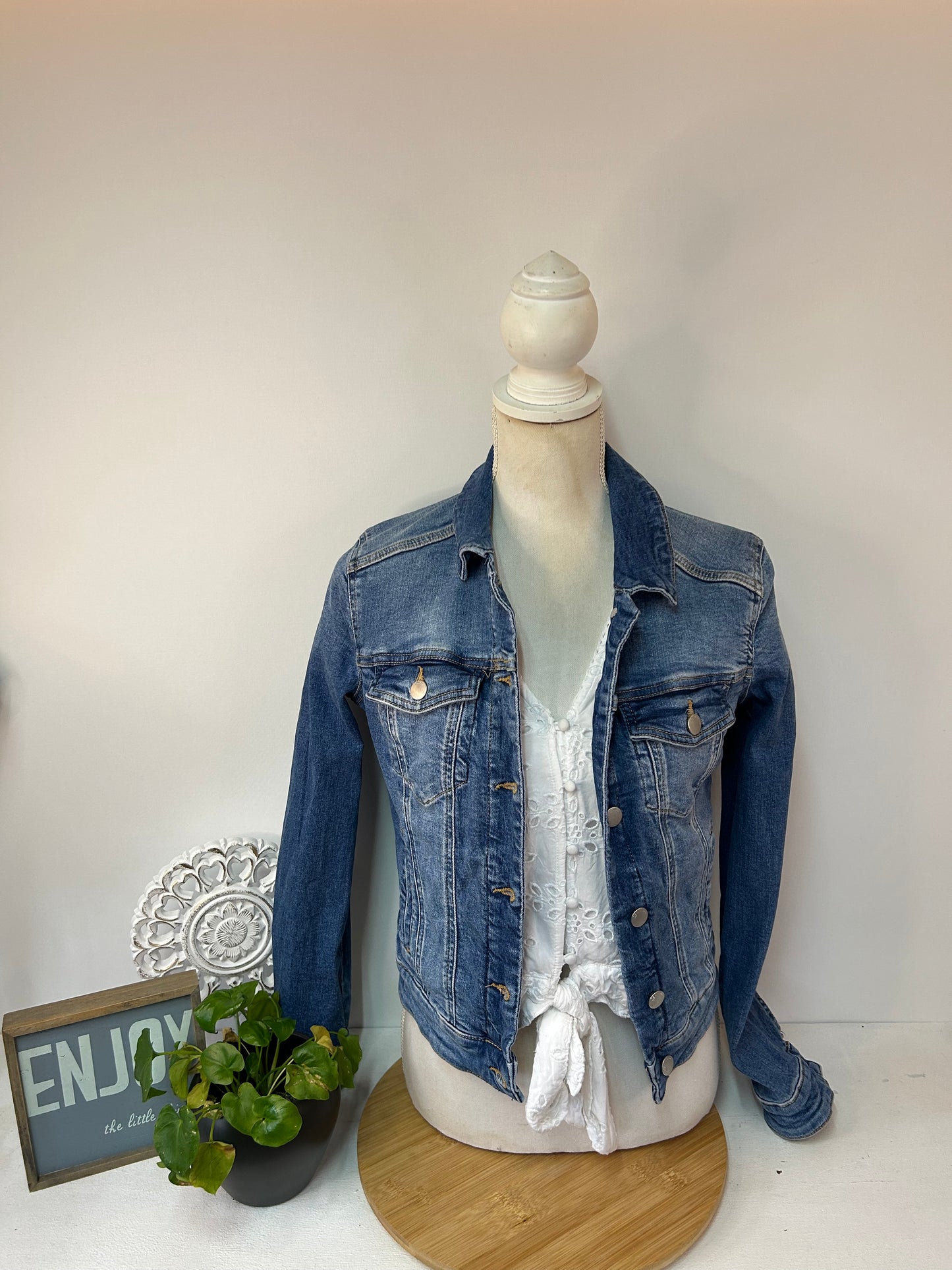 Klassische DENIM Jacke in mittlerem Blau mit figurbetonter Passform - S.Oliver - Gr. XS/34
