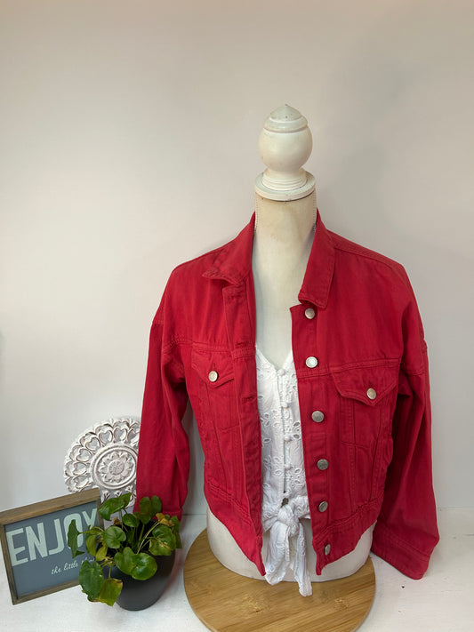 Rote Jeansjacke im Cropped-Look mit klassischem Knopfverschluss - Reserved - Gr. XS/34 - S/36
