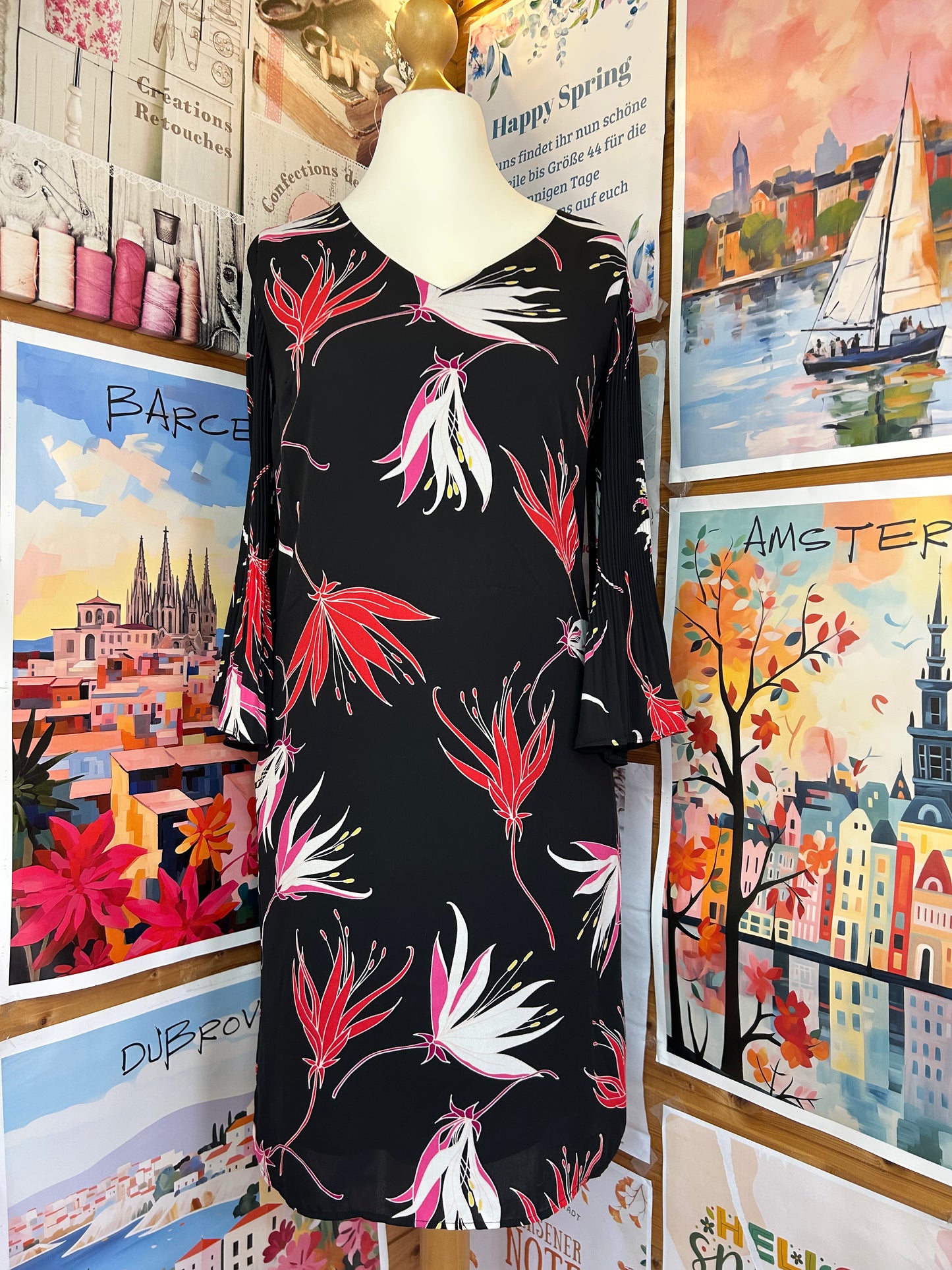Ein schwarzes Kleid mit V-Ausschnitt & Plissee-Ärmeln - s.Oliver - Gr. M(38) - L(40)