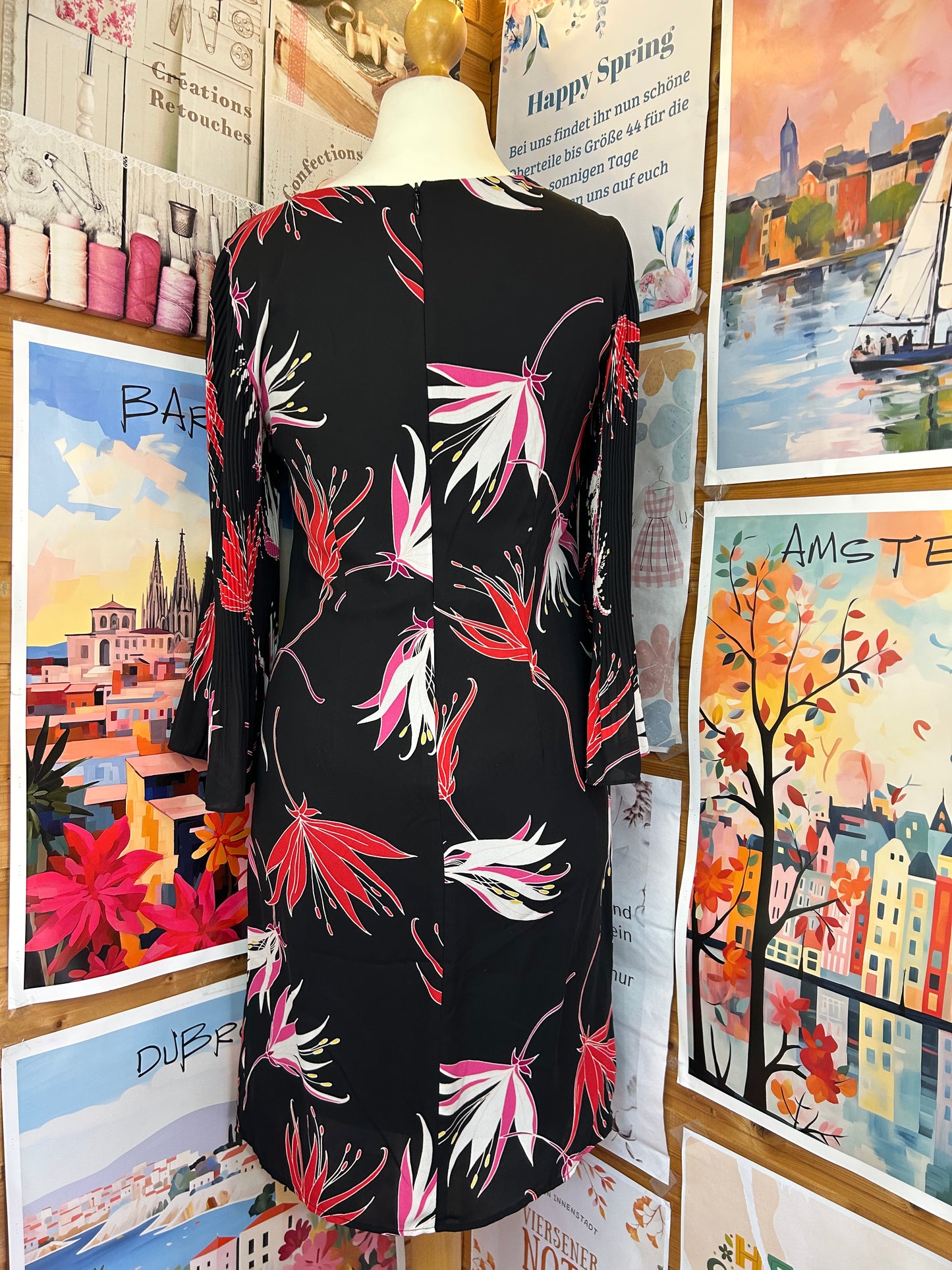 Ein schwarzes Kleid mit V-Ausschnitt & Plissee-Ärmeln - s.Oliver - Gr. M(38) - L(40)