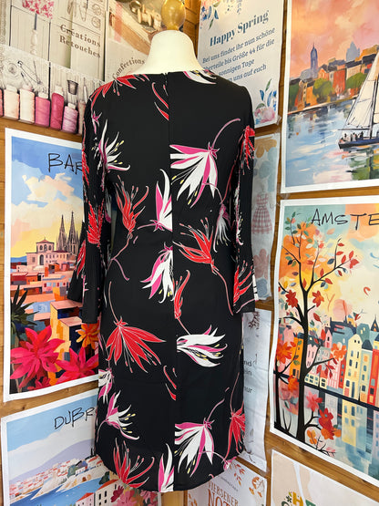 Ein schwarzes Kleid mit V-Ausschnitt & Plissee-Ärmeln - s.Oliver - Gr. M(38) - L(40)