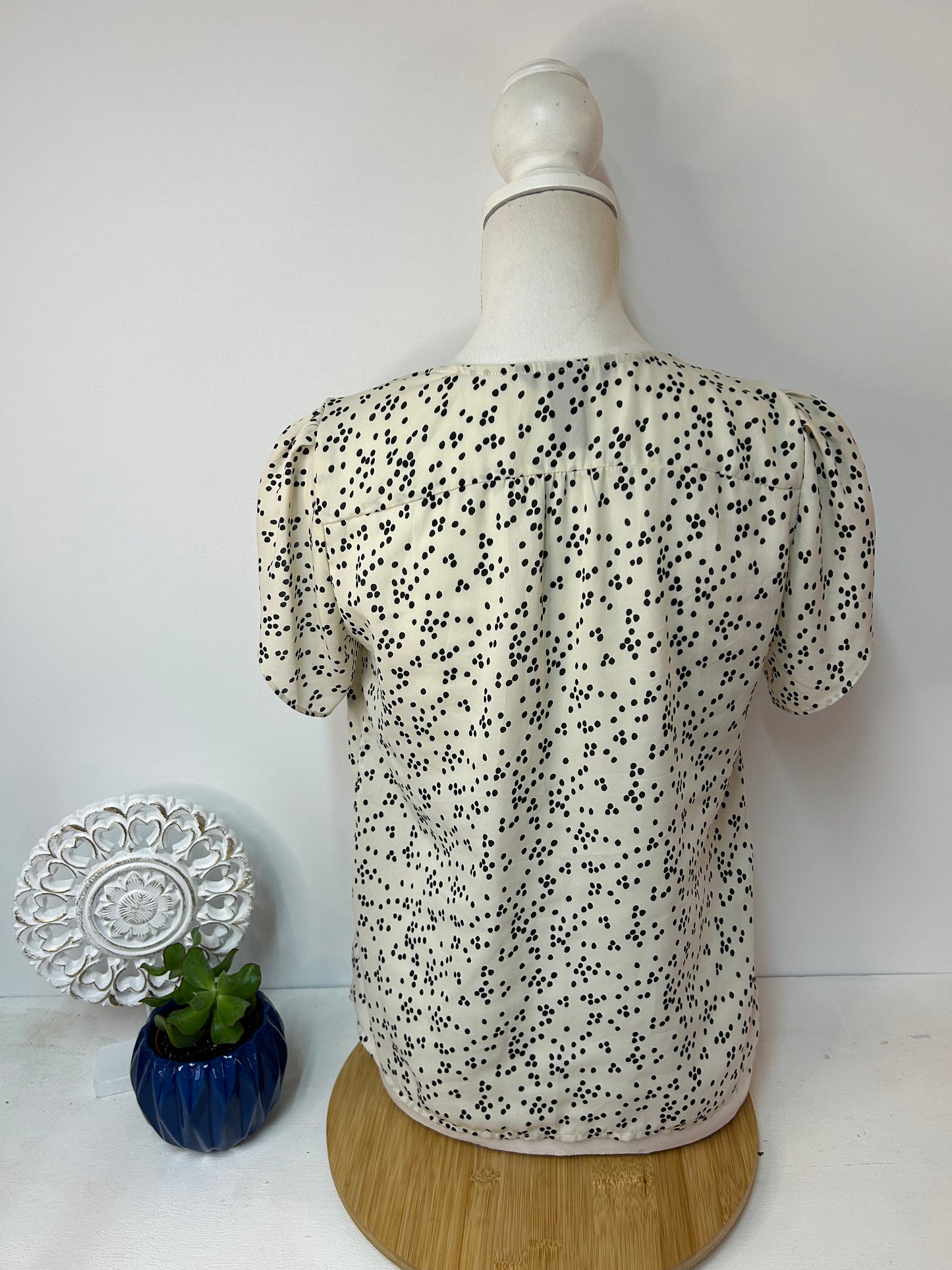 Elegante Damen Kurzarm-Bluse in Creme mit schwarzem Punktmuster - H&M - Gr. S / M - 36 / 38