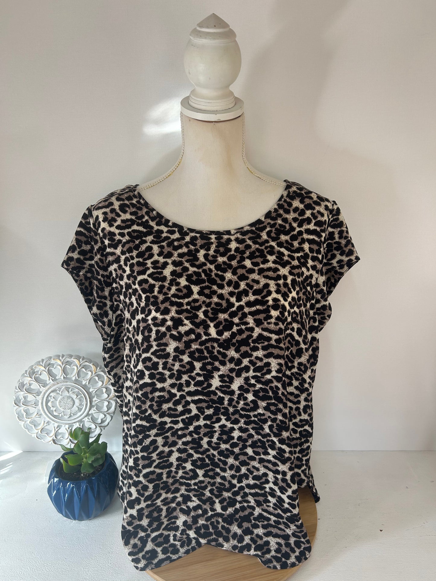 Damenbluse im angesagten Leo-Print mit lockerem Schnitt - ONLY - Gr. XL / 42 - 44