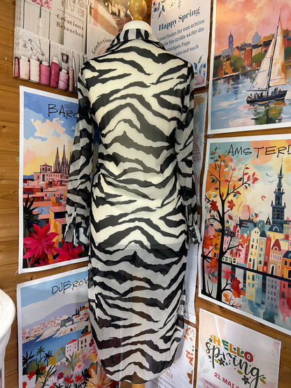 Lange, transparente Bluse im Zebra-Look mit klassischem Hemdkragen - River Island - Gr. S (36)