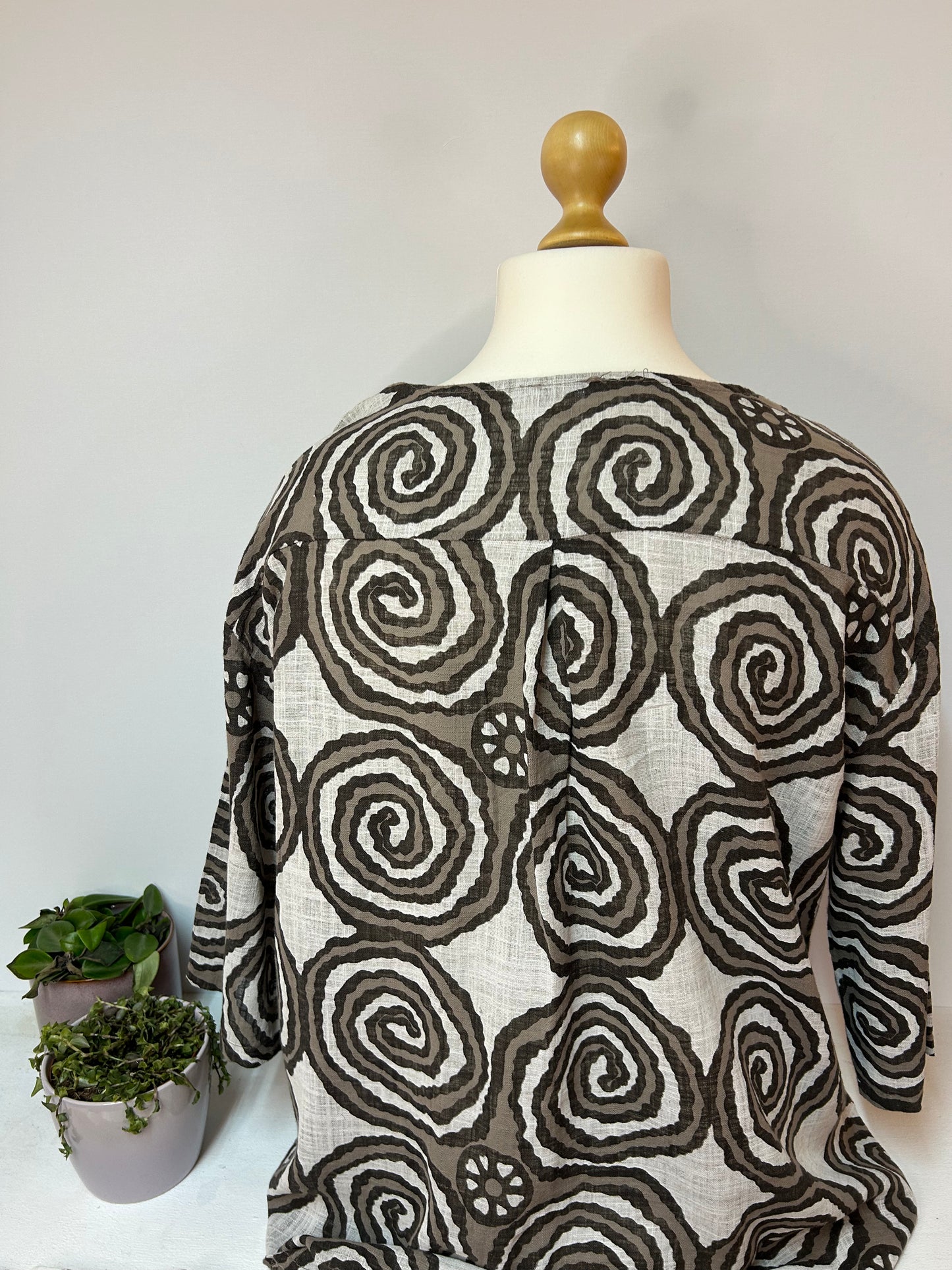 Damen Muster Bluse mit goldenem Knopf - Made in Italy - Gr. 46 / 48