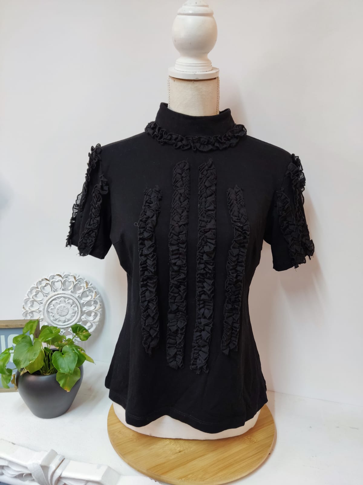 Elegantes schwarzes T-shirt mit romantischen Rüschen-Details - Pompöös - Gr. M/ 38