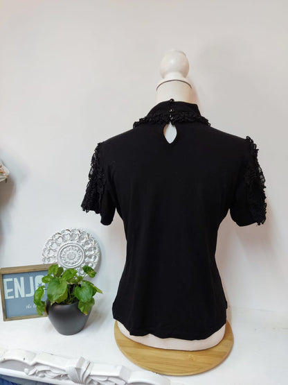 Elegantes schwarzes T-shirt mit romantischen Rüschen-Details - Pompöös - Gr. M/ 38