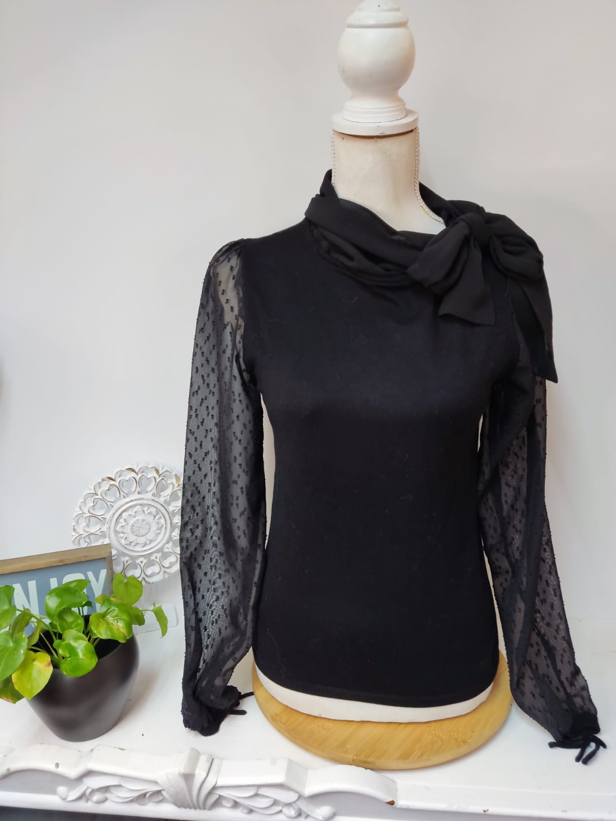 Schwarzes Langarmoberteil mit transparenten Ärmeln & eleganter Schleife - Mango Suit - Gr. S/36 - M/38
