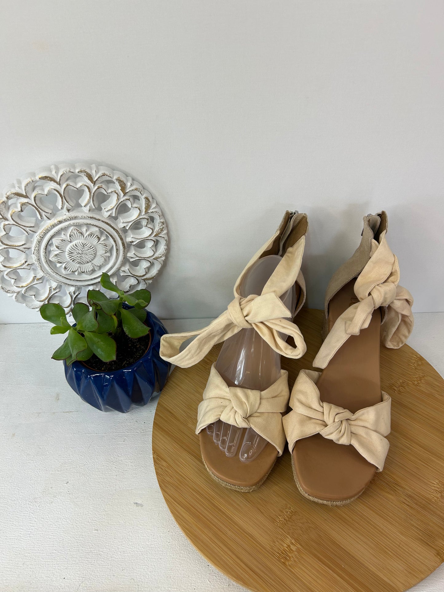 Sommerliche Damen-Sandalen in Beige mit dekorativen Schleifen - UGG - Gr. 41 - Designer