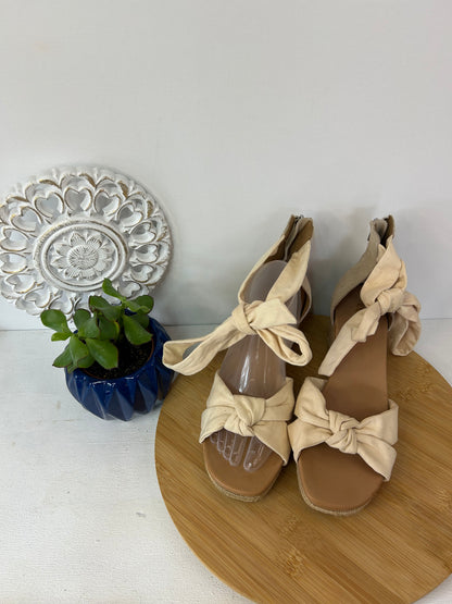 Sommerliche Damen-Sandalen in Beige mit dekorativen Schleifen - UGG - Gr. 41 - Designer