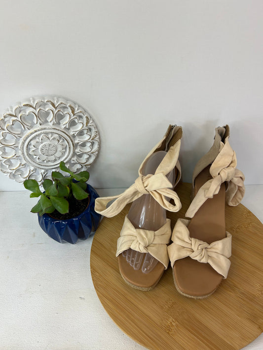 Sommerliche Damen-Sandalen in Beige mit dekorativen Schleifen - UGG - Gr. 41 - Designer