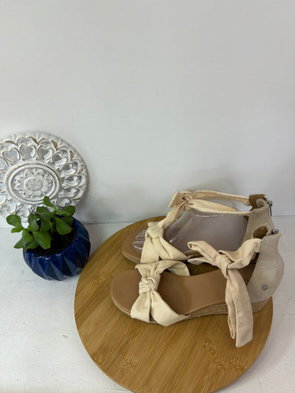 Sommerliche Damen-Sandalen in Beige mit dekorativen Schleifen - UGG - Gr. 41 - Designer