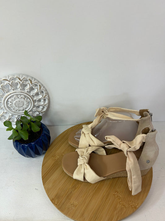 Sommerliche Damen-Sandalen in Beige mit dekorativen Schleifen - UGG - Gr. 41 - Designer