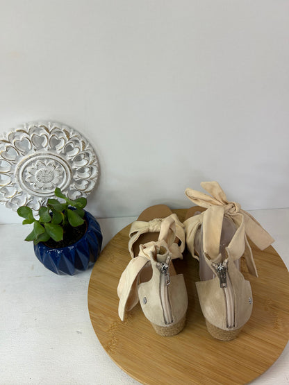 Sommerliche Damen-Sandalen in Beige mit dekorativen Schleifen - UGG - Gr. 41 - Designer