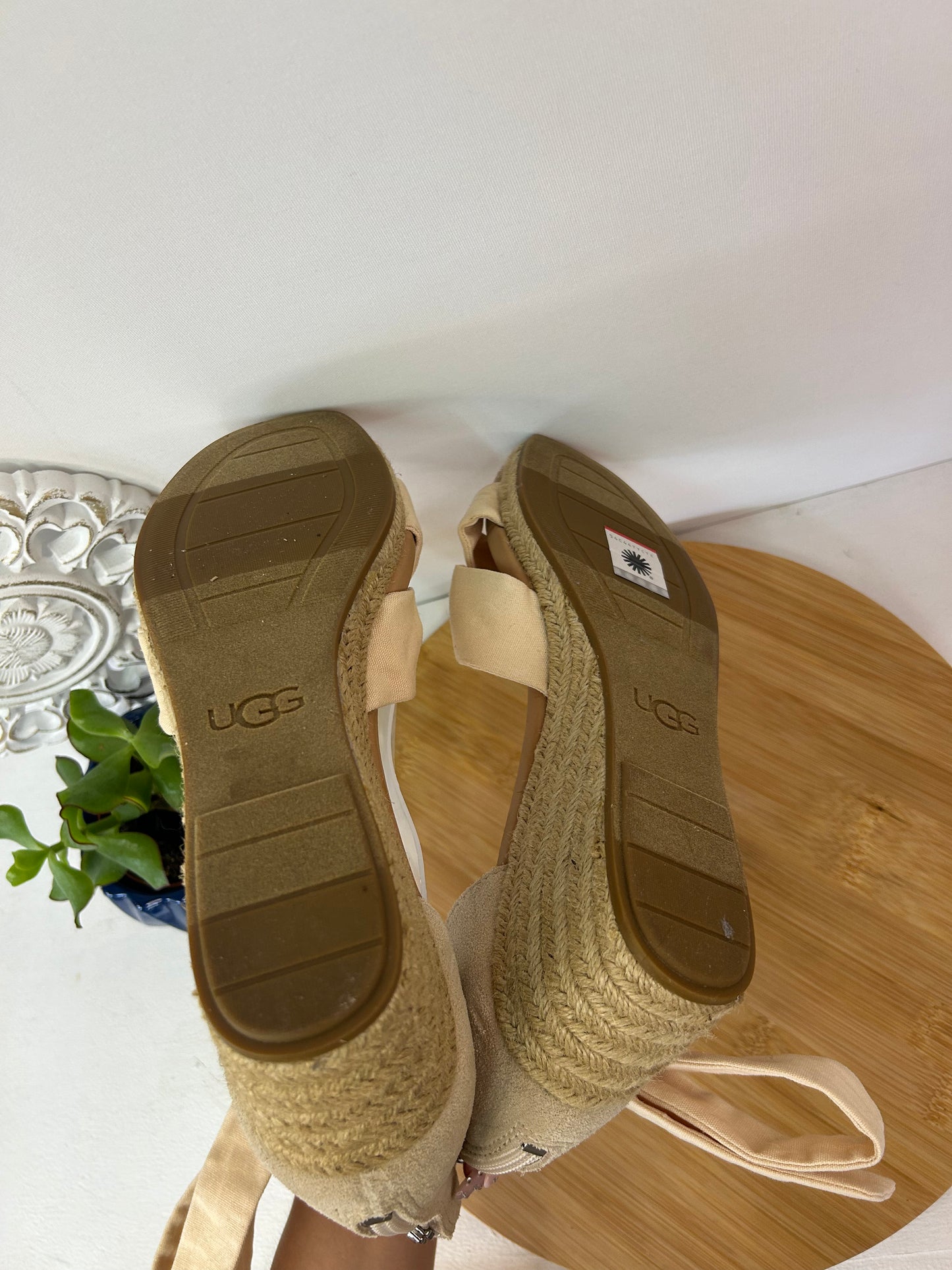 Sommerliche Damen-Sandalen in Beige mit dekorativen Schleifen - UGG - Gr. 41 - Designer