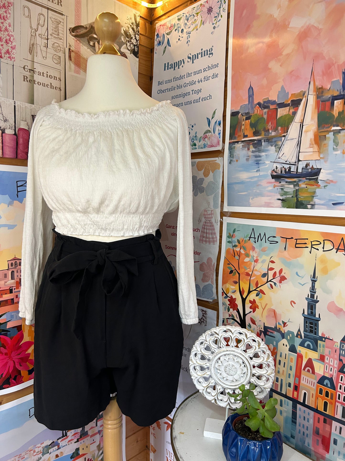 High-Waist Shorts in Schwarz mit dekorativem Bindegürtel - H&M - Gr. S/M - 36/38