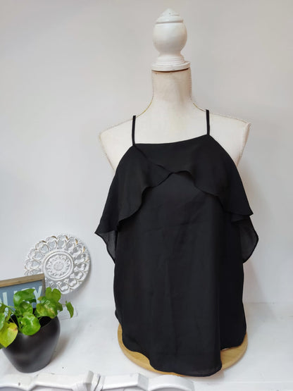 Schwarzes Top mit Schulter-Cut-outs & fließendem Volant - Cherry Koko - Gr. M/38