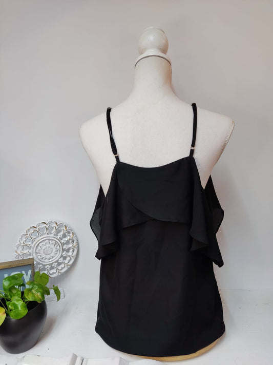 Schwarzes Top mit Schulter-Cut-outs & fließendem Volant - Cherry Koko - Gr. M/38