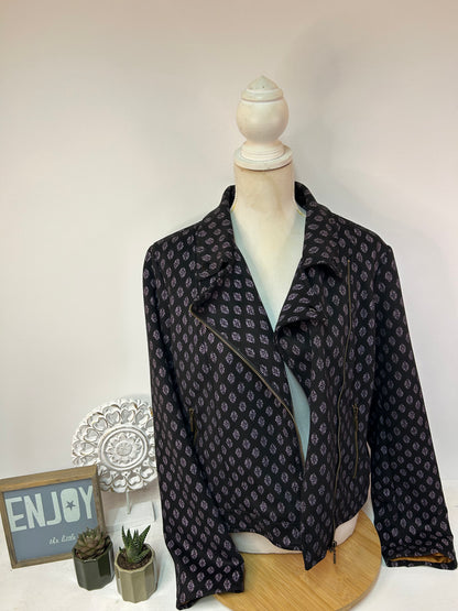 Schwarze Damen-Übergangsjacke im Biker-Stil mit dezentem Muster - Yest - Gr. XL/42
