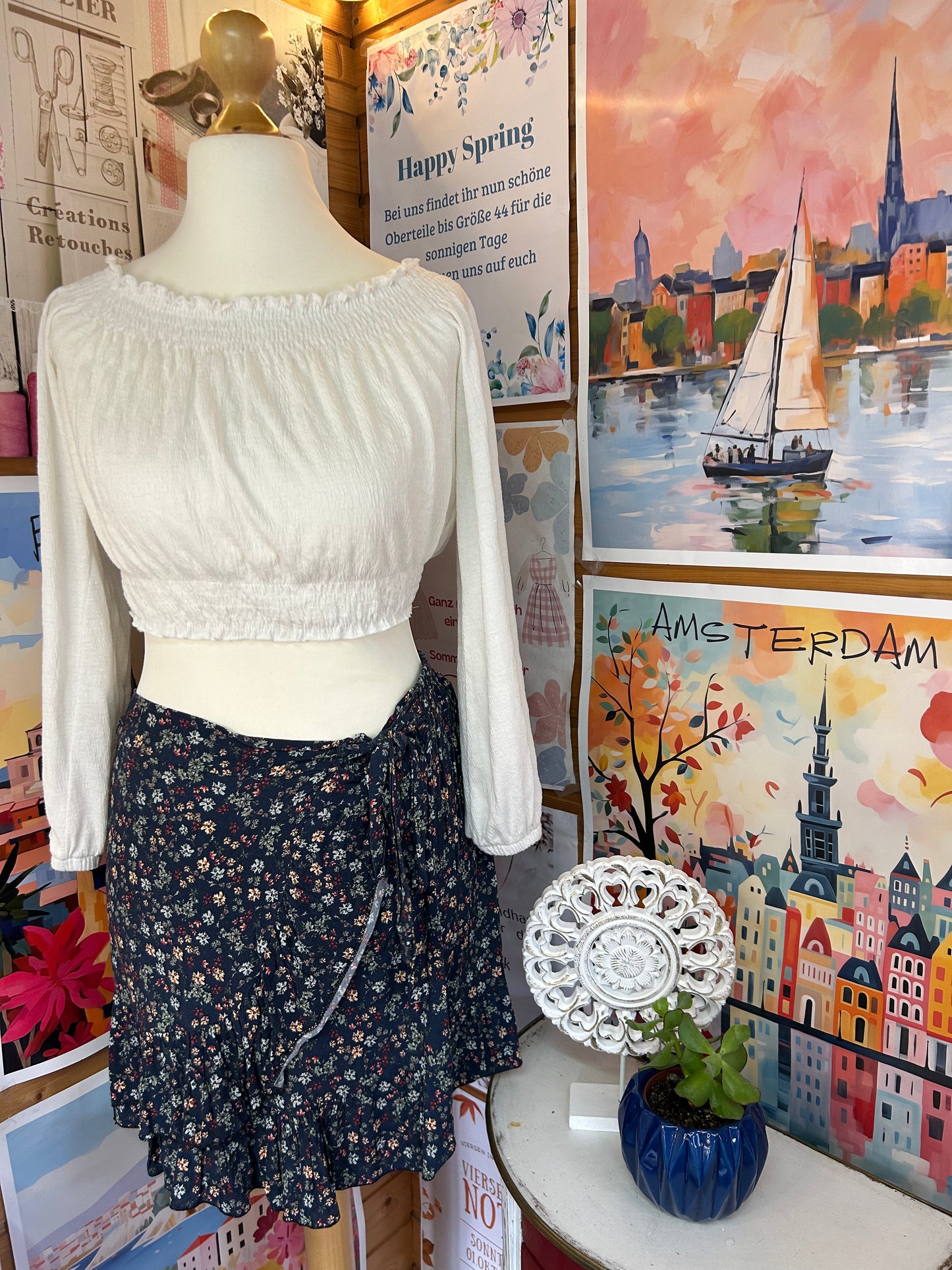 Verspielter Wickelrock mit floralem Muster und femininen Volants - Gr. M/L - 38/40