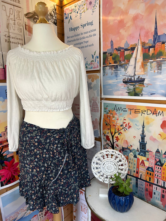Verspielter Wickelrock mit floralem Muster und femininen Volants - Gr. M/L - 38/40