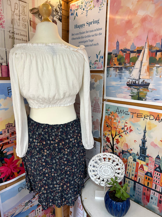 Verspielter Wickelrock mit floralem Muster und femininen Volants - Gr. M/L - 38/40