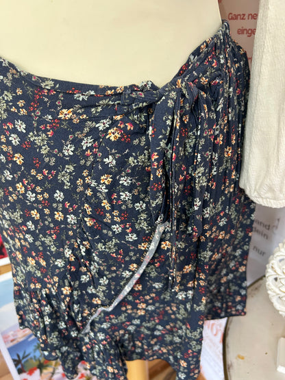 Verspielter Wickelrock mit floralem Muster und femininen Volants - Gr. M/L - 38/40