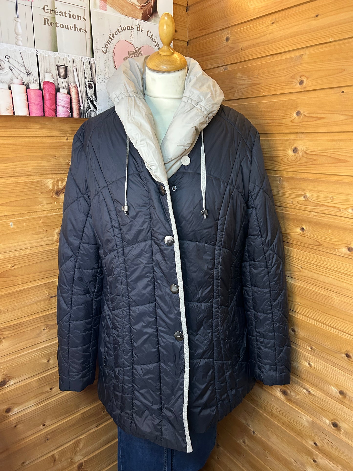 Dunkelblaue, gesteppte Damenjacke mit hellem Kragen - Gerry Weber Edition - Gr. XL / 42