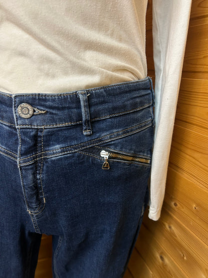Gemütliche Jeans mit Reißverschlüssen - Rosner Since 1667 - Audrey High Waist 36L32