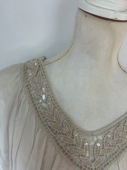 Elegante Damenbluse mit verspielten Stickereien & lockerem Schnitt - Gr. L / 40 - XL / 42