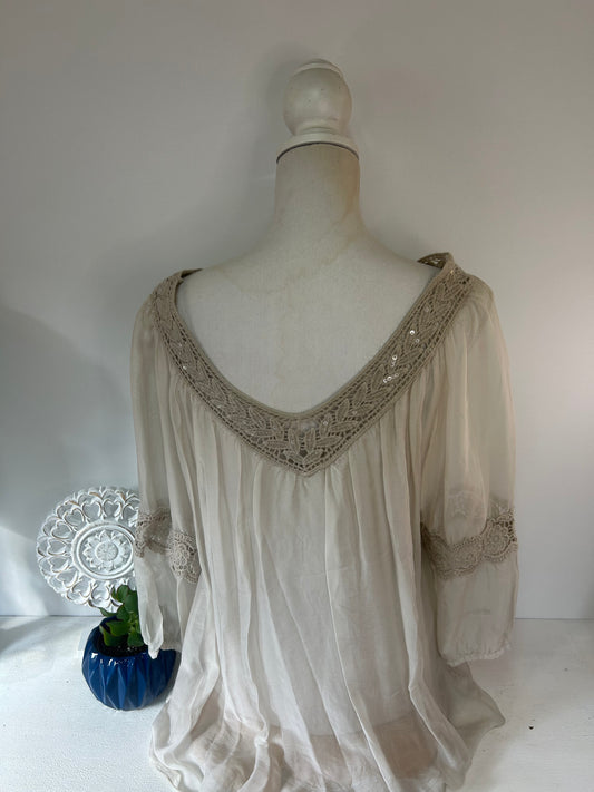 Elegante Damenbluse mit verspielten Stickereien & lockerem Schnitt - Gr. L / 40 - XL / 42