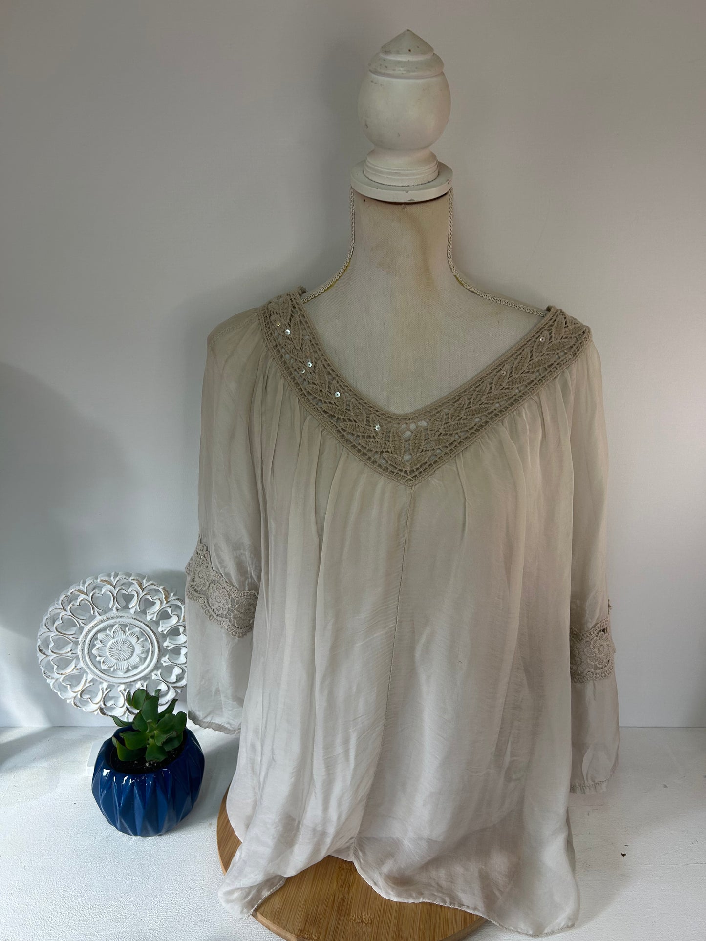 Elegante Damenbluse mit verspielten Stickereien & lockerem Schnitt - Gr. L / 40 - XL / 42