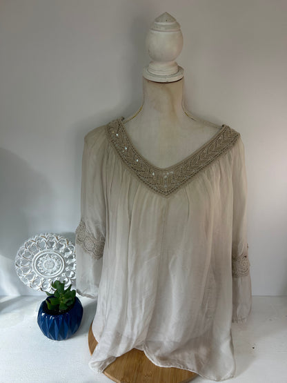 Elegante Damenbluse mit verspielten Stickereien & lockerem Schnitt - Gr. L / 40 - XL / 42