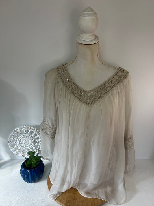 Elegante Damenbluse mit verspielten Stickereien & lockerem Schnitt - Gr. L / 40 - XL / 42