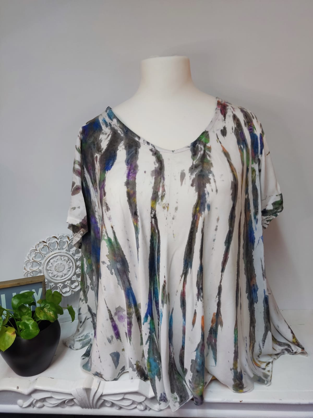 Locker geschnittene Bluse in Weiß mit abstraktem, mehrfarbigem Print - Made in Italy - Gr. 46