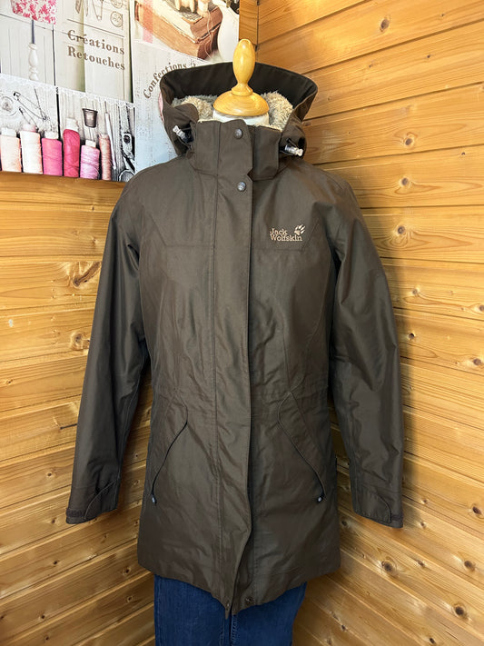 Braune Winterjacke mit Kapuze - Jack Wolfskin - Gr. S / 36